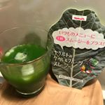 初めて#ケール の入った#スムージー 飲みました〜 😋ケール&フルーツなのでフルーツの甘みもあって飲みやすかったしステックは便利です☝🏼#ヤクルトのスムージー・スプーン1杯で栄養補給‼…のInstagram画像
