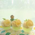 今日の#朝おやつ ゼリエースで作ったクリームソーダ風ゼリー。さくらんぼないから、レモンの砂糖漬け乗せ。レモンまで込み込みで美味しいっ！ゼリエース十年以上振りに使ってみたけど、簡…のInstagram画像