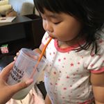 こっちゃん初の青汁😍 おいしい甘熟フルーツ青汁💞お水で溶かすより牛乳で混ぜた方が甘くて美味しいみたいでゴクゴク😂緑の青汁だからダメかなぁーなんて思ったけど期待を裏切る食いつきで嬉しすぎる😍…のInstagram画像