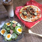 いやーー暑い💦あまりに暑くて#朝ご飯 食べられなかったけど、ようやくお腹も空いたのでちょっと早めの#lunch ✨✨.#アクリ の#うす焼きピッツァトマトとモツァレラチーズ にちょこっとナ…のInstagram画像