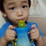 おいし～いフルーツ青汁PREMIUM、今日は牛乳で割って飲んでいます！息子、飲み始めの「ん？」の表情です。牛乳苦手な息子が、ごくごく飲んでいます！おいし～いフルーツ青汁PREMIUMすごーい！…のInstagram画像