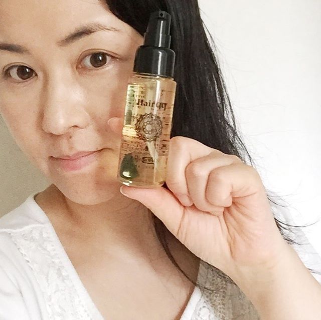 口コミ投稿：プッシュ式で使いやすいです。やや黄色のオイルです。サラッとしたオイルで、髪にな…