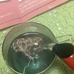 この度ハーブティー ほんわかさんのお試しをさせて頂きました！・お湯を注ぐと...水色⇒ピンク色⇒茶色と色が変わります！リラックス効果のある4種類の茶葉からできたハーブティー…のInstagram画像