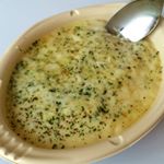 明治 濃厚チーズリゾットは3種のチーズを使用して美味しい。.ブラックペッパーがきいているので、シャンパンやワインにあいそう。.レンジでチンするだけなので、冷凍庫にストック中です。.…のInstagram画像