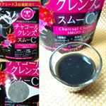 チャコールクレンズスムーCをお試ししてみました。5種類のスーパーフードに乳酸菌100 億個とビタミンC！竹炭入りなので真っ黒だから（光ってちょっとグレーがかってますが）かなりインパクトがあ…のInstagram画像
