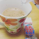 🌏勝水素水🌏毎日の生活を元気にする「勝水素水」を飲んでいます。毎食時にチュッと一口。私はお腹の調子が良くなったように感じました。手軽に簡単に飲めるのInstagram画像