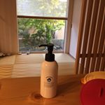 ポンプタイプで、キッチンカウンターの上に置いてちょくちょく使ってる、ママケア ミルキーハンドクリーム^_^ベタつかないから家事の合間にササッと使えて便利^_^シンプルなデザインが、おしゃれ！…のInstagram画像