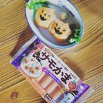 サモかまスモークサーモン風味のかまぼこサーモンのオレンジ色が鮮やかです🎵パッケージにもあるハロウィーンに使いやすい食材ですね！ご飯にサモかまを巻いてカボチャを作ってみま…のInstagram画像
