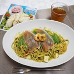 今夜は食べる材料がな〜ぃ‼︎ ということで、冷蔵庫にある物でパスタを作りました♬.*ﾟ最後の一人前のパスタとなかなか使いきれないドレッシングに、海老と#サラダフィッシュ ・生ハムでバジルパスタの出来上…のInstagram画像