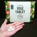 『VEGE TABLET』を飲んでみました(^^)🎵 炭水化物からたべると身体に糖を蓄えるので、身体に良くないと言われています。それを解消してくれるのが、こちらの持ち歩く食物繊維！①3粒でサラ…のInstagram画像