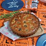 栗のタルト🍴🌰💓・・敬老の日👵💕当日は何もできなかったので、今日みんなをおうちに招待してシチューパーティー🎉おばあちゃんたちが好きそうなお菓子…👵ということで、栗とクルミのタルト🌰とパ…のInstagram画像