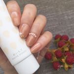 WHITE ICHIGO オーガニック テック－ハンド × SKIN FOOD・白いちご、ビルベリー、木いちご🍓美味しそうな成分のハンドクリームをお試しさせて頂いてます✨・このハンドク…のInstagram画像