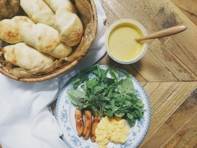 口コミ：【うちごはん】モンマルシェのレンジカップスープと手作りパンで！朝食みたいなよるごはんの画像（1枚目）