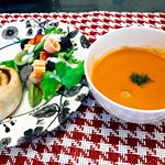 ☀オマール海老のスープを頂きました❤︎濃厚でとても美味しかったです✨パスタソースにもなりそう💓サラダにはさもカマをチーズと挟んで使ってみました👍🏻#朝ごはん#朝食#シナモンロール#サラダ#カラ…のInstagram画像