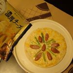 子供の大好きな　ウィンナー＆アスパラをトッピング( ◠‿◠ ) 　野菜もたっぷりとれて　おいしい！！ #濃厚チーズピッツァでアレンジ #monipla #お弁当のおかずならアクリファンサイト参加中のInstagram画像