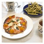 ゆっくりブランチ🍴.アクリのうす焼きピッツァ🍕アルミで包んでゆっくり焼くことでパリパリのピッツァに〜😋たらこクリームのソースの上に、バジルとプチトマト、クリームチーズをONしてボリュー…のInstagram画像