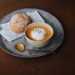 オマール海老のビスクスープと石窯パン。ピエトロのレトルトスープなのですが、普段レトルトのスープやカレーは味がしっくり来ないものが多くて、自分で味を整えたりする事が多かったのですが、これは海老の風味…のInstagram画像