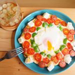 ☘️ピザランチ🍴·☻うす焼き濃厚チーズピッツァ(卵·切り餅·ピーマン·ミニトマト·ウインナーを並べて黒こしょうを振りかけトースターで焼いて出来上がり🙂)☻ネギのコンソメスープ·…のInstagram画像