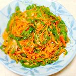 野菜室に #ピーマン が結構残っていたので、また #無限ピーマン を作ってみました。今回は #詰め放題 でたくさん詰めた #人参 もプラス。人参はののじさんの手のり香味おろしの #シリシリ…のInstagram画像