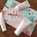 ニューヨークうまれのスキンケアブランド「SATURDAY SKIN」のモーニングキットお試し中😊💕 洗顔料・美容液・保湿クリームの3点セット。初めて知ったメーカーさんなので不安ながら使いましたが、しっ…のInstagram画像