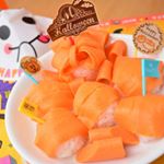 #ハロウィン #手まり寿司 でぷち#ホムパ ✨ *サーモン風かまぼこ が彩りよく鮮やかで、美味しい❗そのまま食べてももちろん美味しい💕好き～😆💕 * * ﻿#サモかま #サーモン風…のInstagram画像