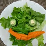 顔を作ったつもり(笑)モニプラでサモかまという商品を貰いました！サーモン風味でクセがないので食べやすかったです。手で簡単に割けるので、手まり寿司っぽくしたり色々アレンジしてホームパーティーなど…のInstagram画像