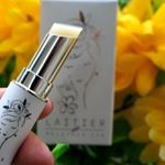 レチエ モイスチャーリップリップとしてはもちろん、下地としても使いやすいのがポイントです💄💋✨ 乾燥で縦じわが入ると実年齢より老けて見えがちですよね。保湿成分にホホバ油、シアバター、オリー…のInstagram画像