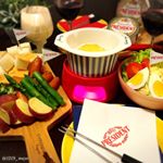 ・・Today's dinner is cheese fondue party with camembert cheese・・こんばんは・・今日はパダくんがお休みな…のInstagram画像