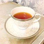美味しい紅茶を頂きます♩..寒い冬の至福のひととき❄️WEDGWOODのティーカップが今日の気分です.お気に入りの紅茶の中からその日の気分に合った香りの葉と、器を選…のInstagram画像