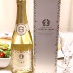 華やかなパッケージで、女子会やパーティや贈り物にもオススメ！！和歌山南紀白浜の地で育ったブルガリアローズ「ロサ・ダマッセナ」は気品溢れる香りが特徴的。紀州南高梅の梅酒と白ワインに朝摘みした生花…のInstagram画像