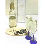 バラ梅酒スパークリング🌹お供にはカレ・ド・ショコラとチーズ🧀.和歌山南紀白浜のブルガリアローズの香りを閉じ込めた、紀州南高梅の梅酒、白ワインのスパークリング❗️チョコレートのカレ・ド・…のInstagram画像