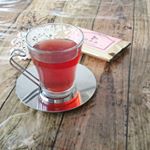 コーヒーが大好きだけど、今日はハイビスカス🌺と赤しそ入りの杜仲茶で美味しいお茶時間🙆***#杜仲茶#ハイビスカス#コーヒー#お茶時間#ティーレボ#お茶#monipla #美容コスメのエ…のInstagram画像