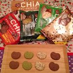 チアシードビスケットを食べ比べしてみました。・オメガ3と豊富な食物繊維が入っているスーパーフードのチアシードですが、ゴマみたいに殻を潰さないとオイルは出ないようです。・そこでしっかり噛…のInstagram画像