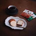 .horiecoさんのお菓子たち。コーヒーとともに。このコーヒー、デカフェなのにブラックでもラテにしてもとても美味しかった◎#horieco #焼き菓子 #広瀬佳子 #安藤雅信 #パウ…のInstagram画像