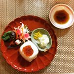 Today 's dinner.おうちごはん🏠.お正月太り防止のヘルシーごはんです⑅◡̈*.お豆腐とサラダに生麩とイクラをのせて、ちょっと見た目は、華やかにしています😋🍴.…のInstagram画像