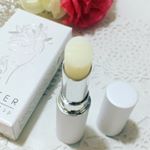 レチエのリップクリームでかさつく唇をケア！太目のリップだからササッとひと塗りで済みます。堅そうに見えるけど、つけてみると柔らかくて、とろけていきそうななめらかな質感。ホホバオイル、シア…のInstagram画像