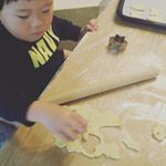 成人の日✨おめでとうございます✨残念ながら朝から雨ですね☔出掛けるのも面倒になりますね、そこで息子と一緒にクッキーを作りました。簡単にホットケーキミックスです。出来上が…のInstagram画像