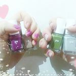 親友と、paネイルに、チャレンジしました(*´ー｀*) 塗りやすく、ムラができにくい。重ね塗りが下手で二時間も費やいちゃいました(笑)パープル、ベージュ、ホワイトを塗りましたが、パールがありラメ感…のInstagram画像