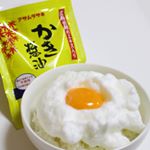 アサムラサキ様からかき醤油をいただいたので、今夜はみんなで卵かけごはん🍚.ふわふわのメレンゲに黄身を乗せて♡.だしのきいた甘めの醤油が卵かけごはんをウマくする〜❤️.これは食べ&hellip;のInstagram画像