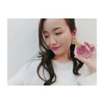 今日の香りっ🌼『サクラベリー オーデコロン』🌸 この香水、瓶の中にローズクォーツが入っているのっ💎サクラやベリーの香りにプラスして、大好きなジャスミンやスミレ、すずらんの香りも入ってい…のInstagram画像