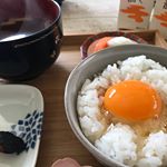 今朝はパンを切らしてたので、#卵かけご飯 🥚卵かけご飯にはKAMADAのだし醤油が最強だと実感しました😋使ってみるまで、甘いめんつゆみたいなものなのかな？って想像してましたが違った❣️だし…のInstagram画像