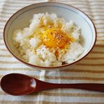 贅沢朝ごはん！アサムラサキさんの かき醤油の卵かけご飯にゴマ♪.塩っ辛くなくてまろやかなだし醤油だから、最高に美味しい～～(৹ᵒ̴̶̷᷄﹏ᵒ̴̶̷᷅৹)♡ .これで肉じゃが作ってみたい…のInstagram画像