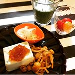 Today 's breakfast.おうちごはん🏠.朝から、ヘルシーごはんです⑅◡̈*..枝豆豆腐にイクラをのせて、なめこと葱と生姜で頂きます😋🍴..生姜と葱たっ…のInstagram画像