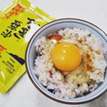【たまごかけご飯】アサムラサキさんのかき醤油をモニターさせていただきました。たまごかけご飯にたらっと垂らして…。だしがきいていて、普通のおしょうゆよりマイルドな感じがしました。いつものTKGがワンラン…のInstagram画像