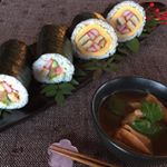 お昼ごはん🌸一正蒲鉾（ @ichimasa_official ）様の #うな次郎 を使い、恵方巻きを作ってみました✨2種の海苔巻きと赤出汁でいただきまーす😋 ⚫︎うな次郎・カニカマを卵…のInstagram画像