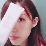今使ってるシズカホットクレイクレンジング😊バイト疲れた😵💨体が辛いときは化粧落とすの・・・・これはダブル洗顔不要✨なんて楽な✨助かってます😌無添加なのも👌マッサージしてると温かくなってくる…のInstagram画像
