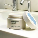手の乾燥が気になる時期.dear mayukoのハンドクリームを使い始めました..こちらは繊維メーカーの職人さんが冷たい水に手を晒している作業の中でも、しっとりと白く美しい手をしていたこと…のInstagram画像