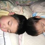 口の開け具合もそっくりな２人の気持ちよさそうな寝顔のお気に入りの写真😊..いつまでも兄弟仲良く、元気に楽しく過ごせますように😊💕....#そっくり兄弟  #そっくり寝顔…のInstagram画像