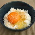 モニターでアサムラサキのかき醤油をいただいたのでたまごかけごはん。うまみ系の調味料の味が入ったおしょうゆです。おいしゅうございました。(´∀｀)#アサムラサキ #かき醤油 #たまごかけご飯…のInstagram画像