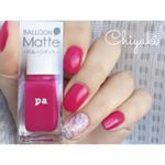 . #paネイル の新色、バルーンマットを使って💅🏻.ほんとに風船の表面の様な質感で、マットと言うよりは、控えめなツヤっていう感じ❤️.ポップなカラーに、キャンメイクのホロポリを合わせ…のInstagram画像